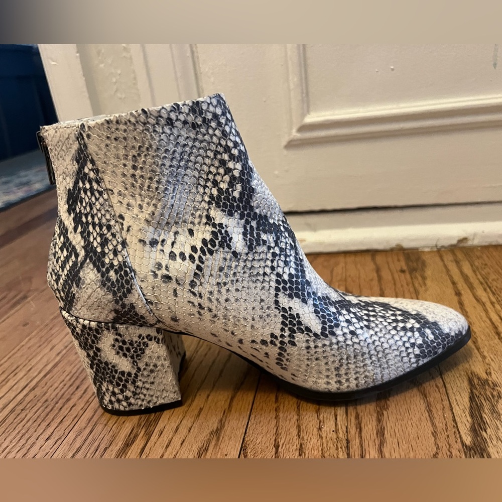 STEVE MADDEN snake skin booties